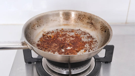 Comment nettoyer une poêle en inox brûlée : 5 méthodes miracles