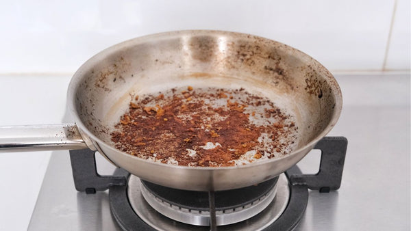 Comment nettoyer une poêle en inox brûlée : 5 méthodes miracles