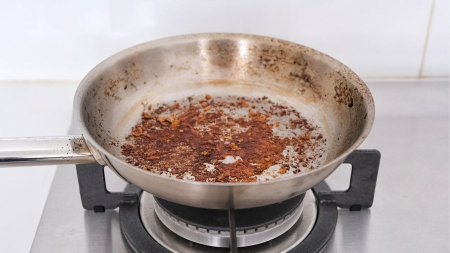 Comment nettoyer une poêle en inox brûlée : 5 méthodes miracles