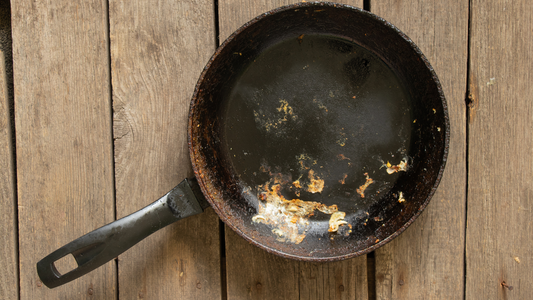 Comment nettoyer une poêle inox brûlée sans l’abîmer (méthodes simples et efficaces)