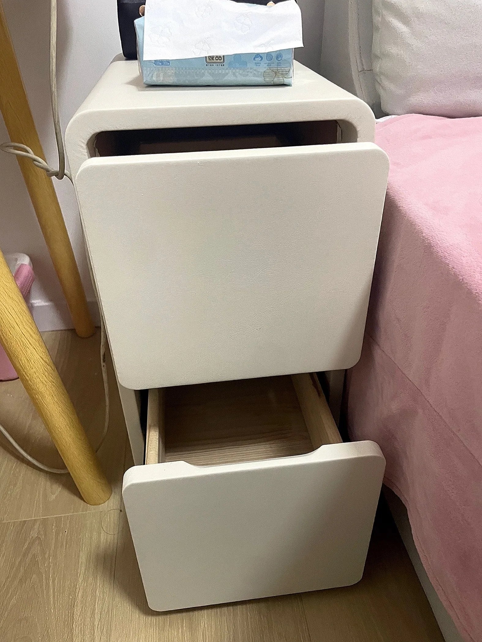 Petit table de chevet en bois minimaliste -