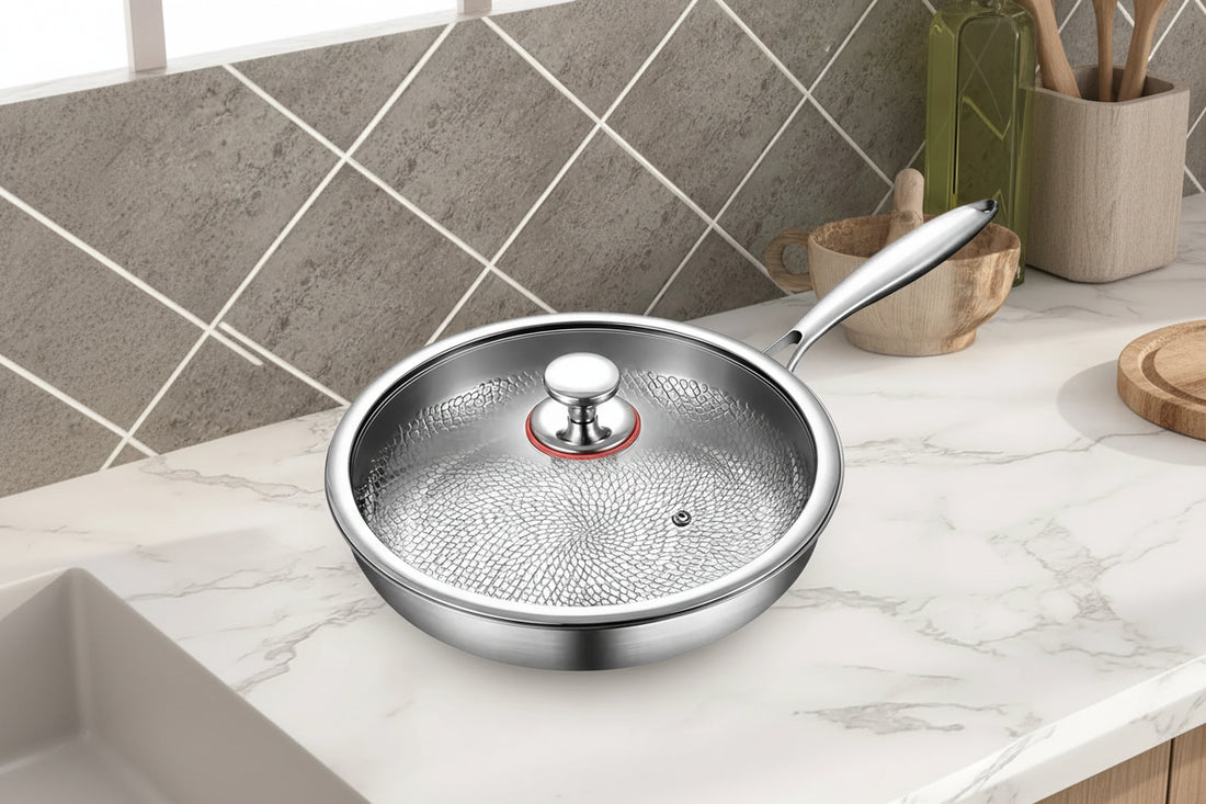 Poêle inox pour induction et cuisine tradition comme gastronomique -