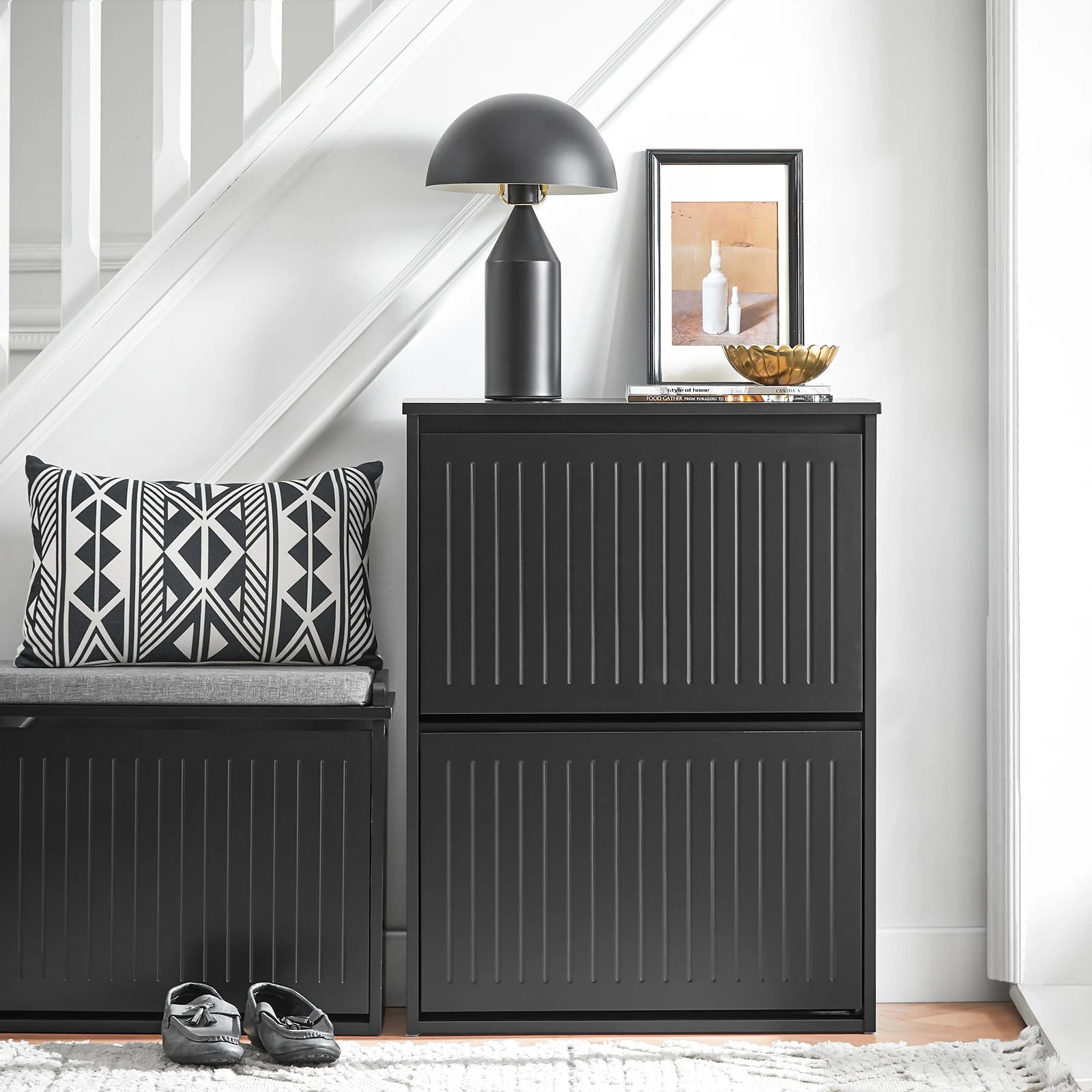 Meuble à chaussures noires simples et moderne idéal pour l'entrée -