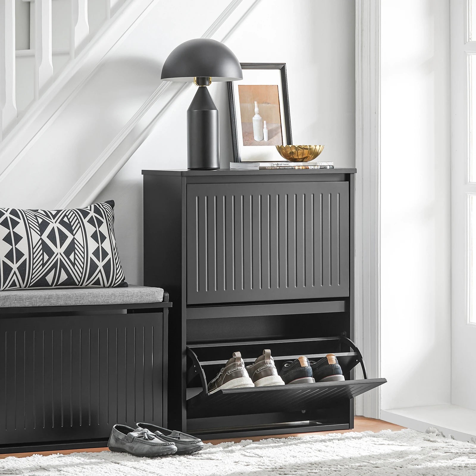 Meuble à chaussures noires simples et moderne idéal pour l'entrée -