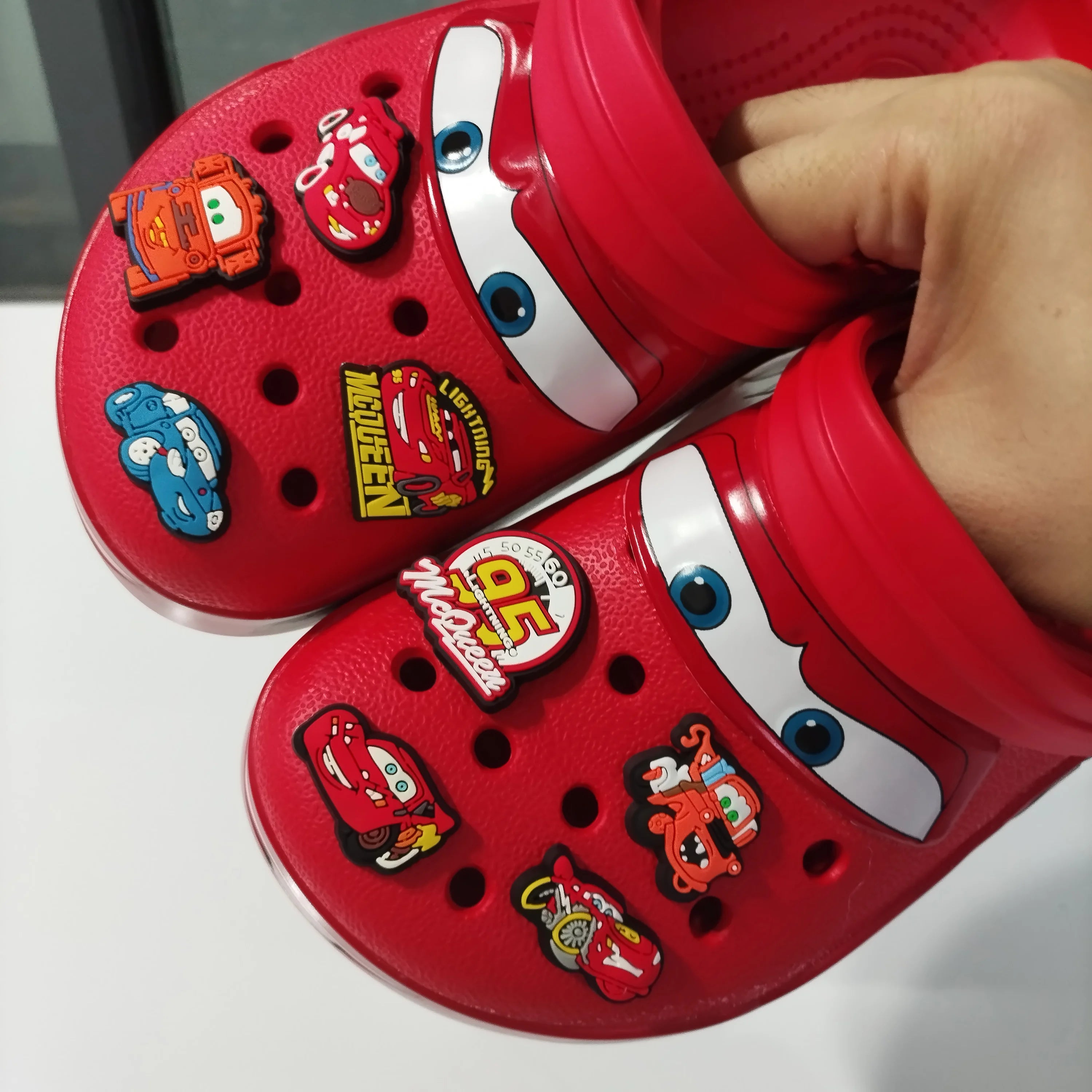Crocs cars 95 McQueen avec jibbitz et fourrure interne -