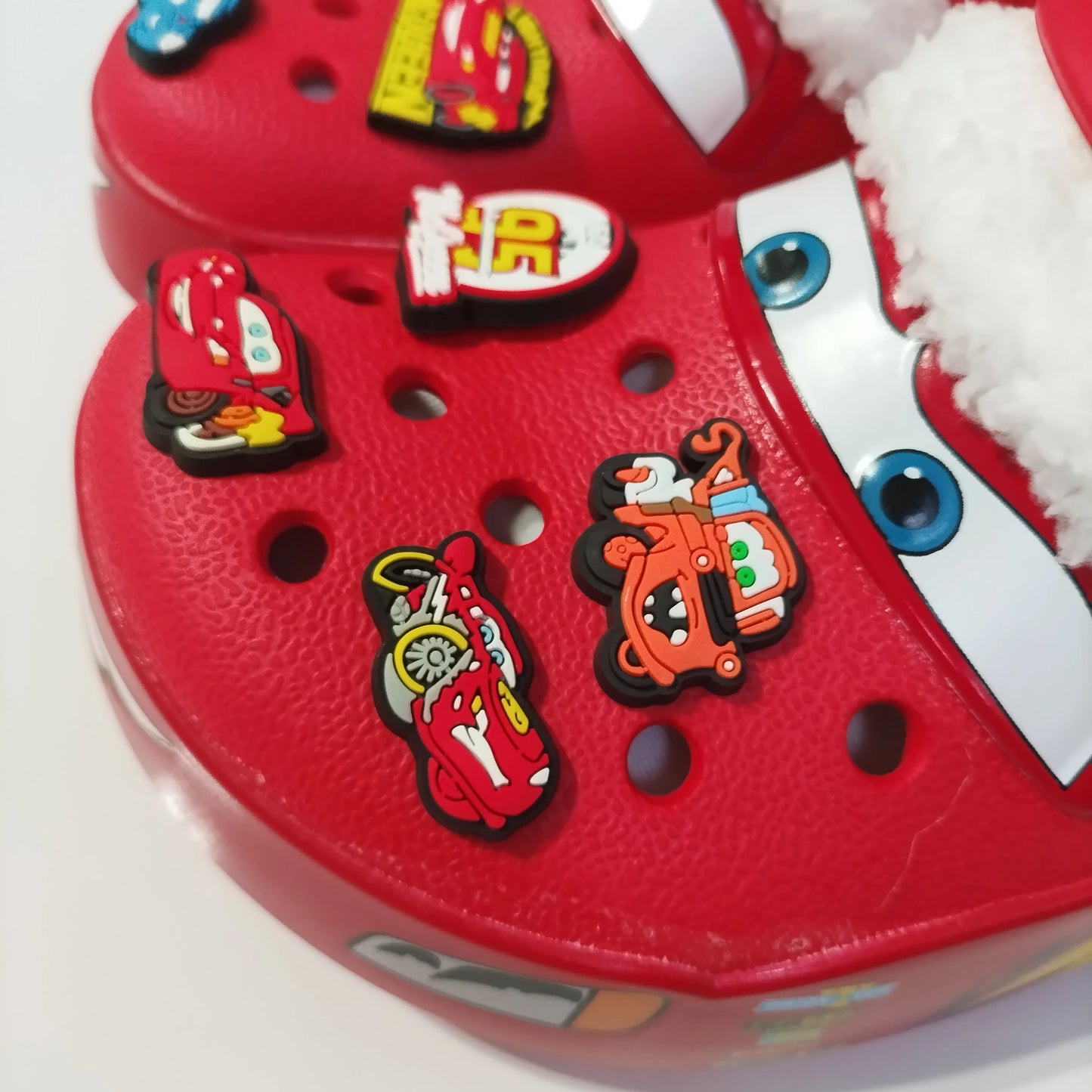 Crocs cars 95 McQueen avec jibbitz et fourrure interne -