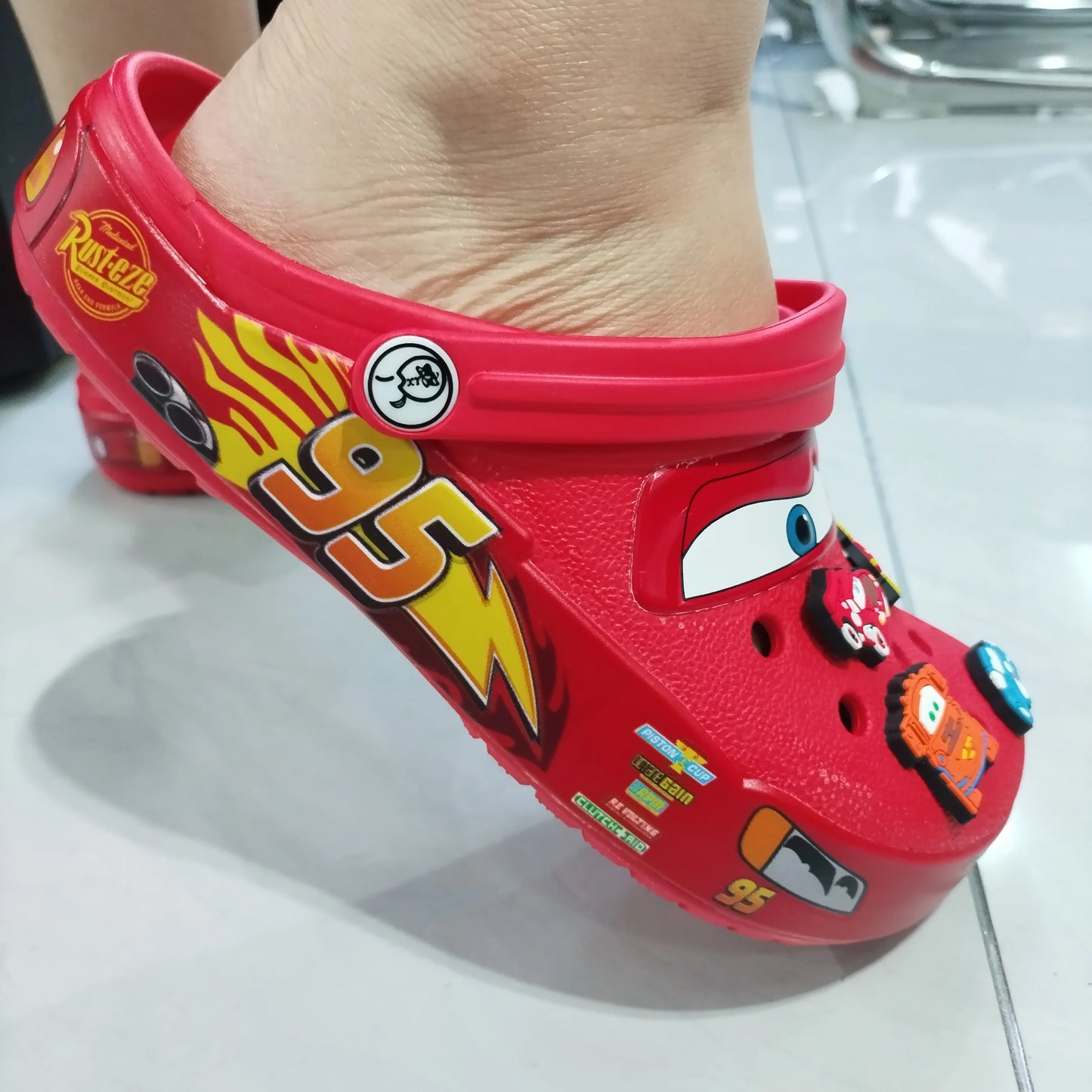 Crocs cars 95 McQueen avec jibbitz et fourrure interne -