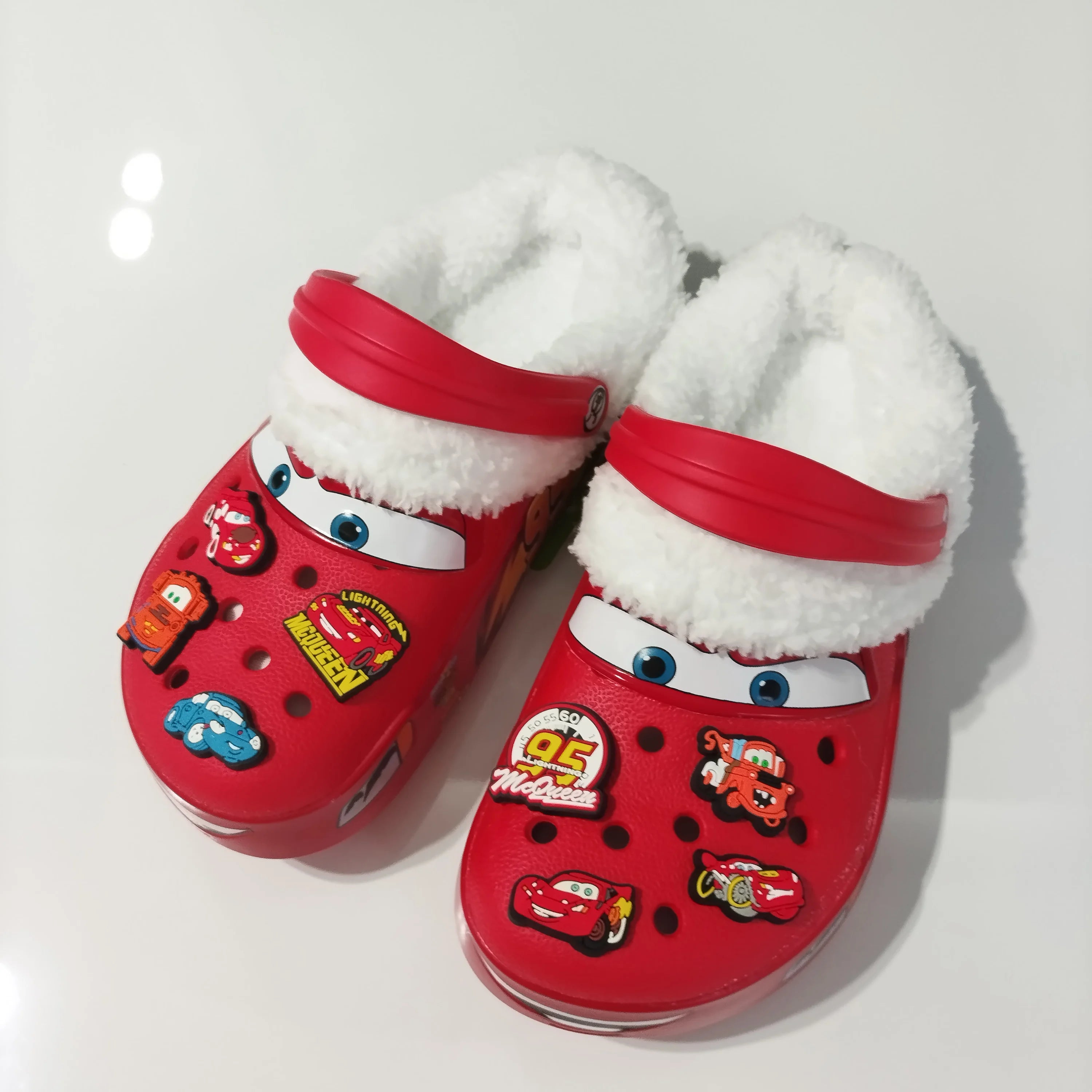 Crocs cars 95 McQueen avec jibbitz et fourrure interne -
