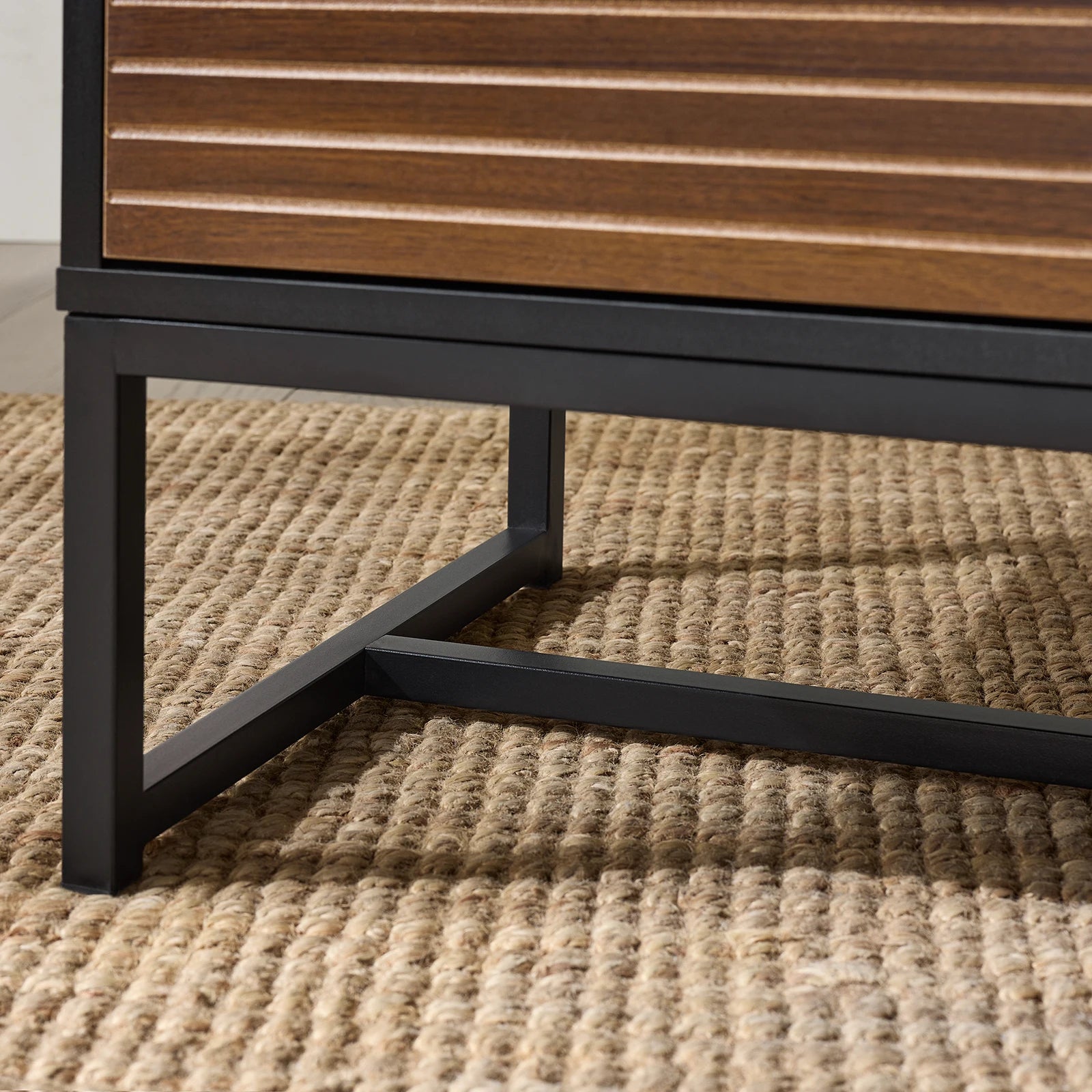 petite table de nuit carrée en bois -