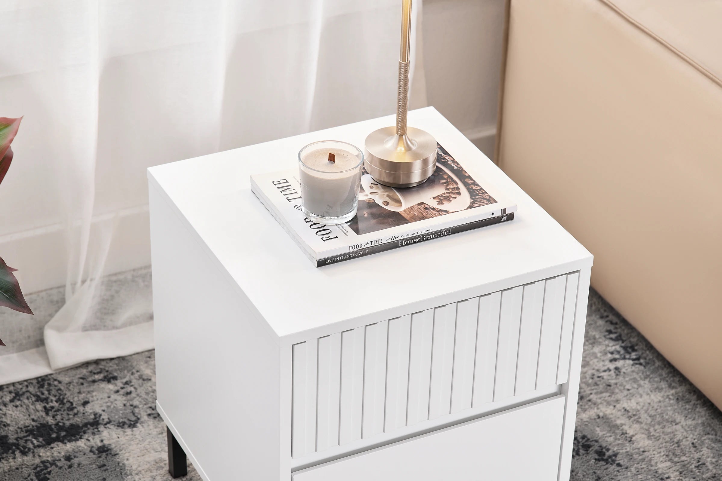 Table de chevet blanche à 4 pieds noirs -