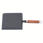 Poêle en fonte en forme de pelle -