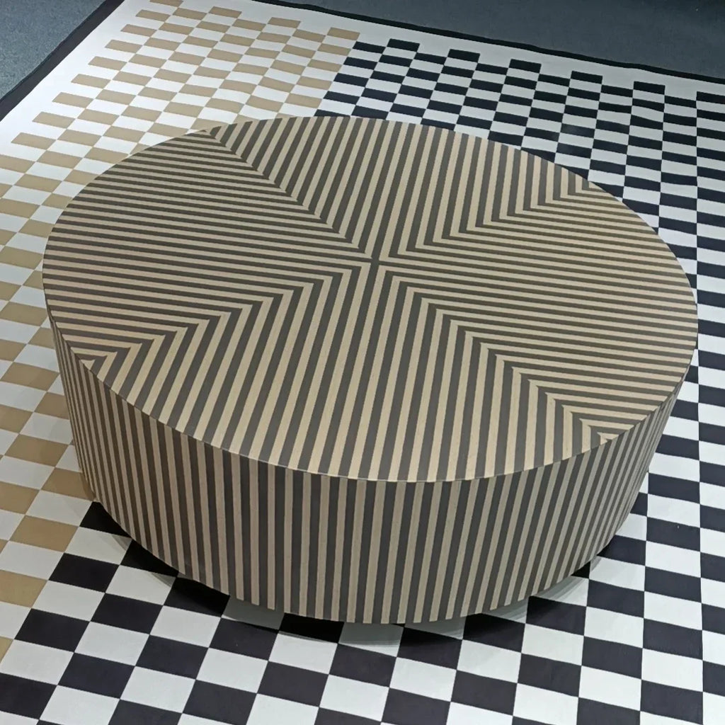 Table basse bois carré avec rayure en déco -