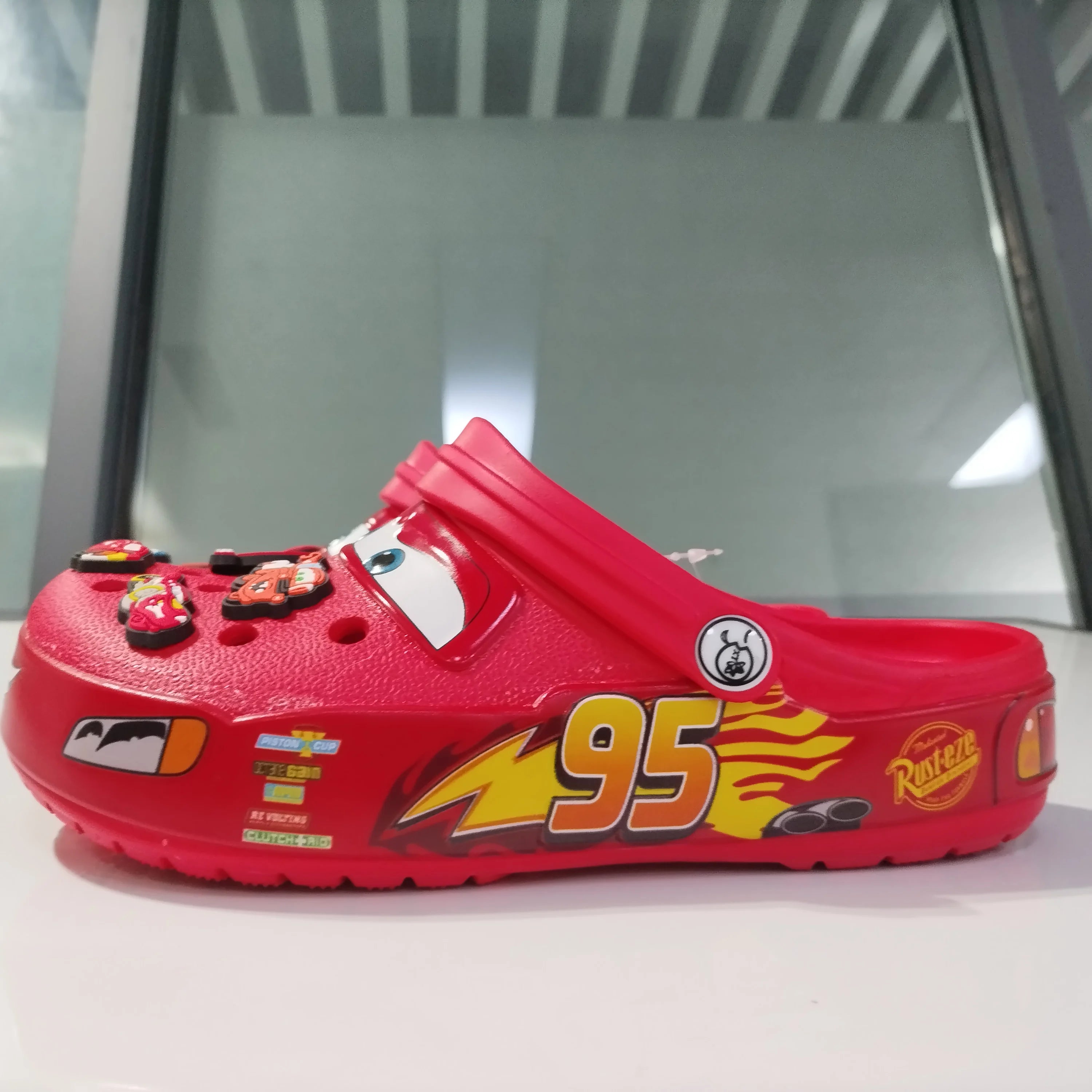 Crocs cars 95 McQueen avec jibbitz et fourrure interne -