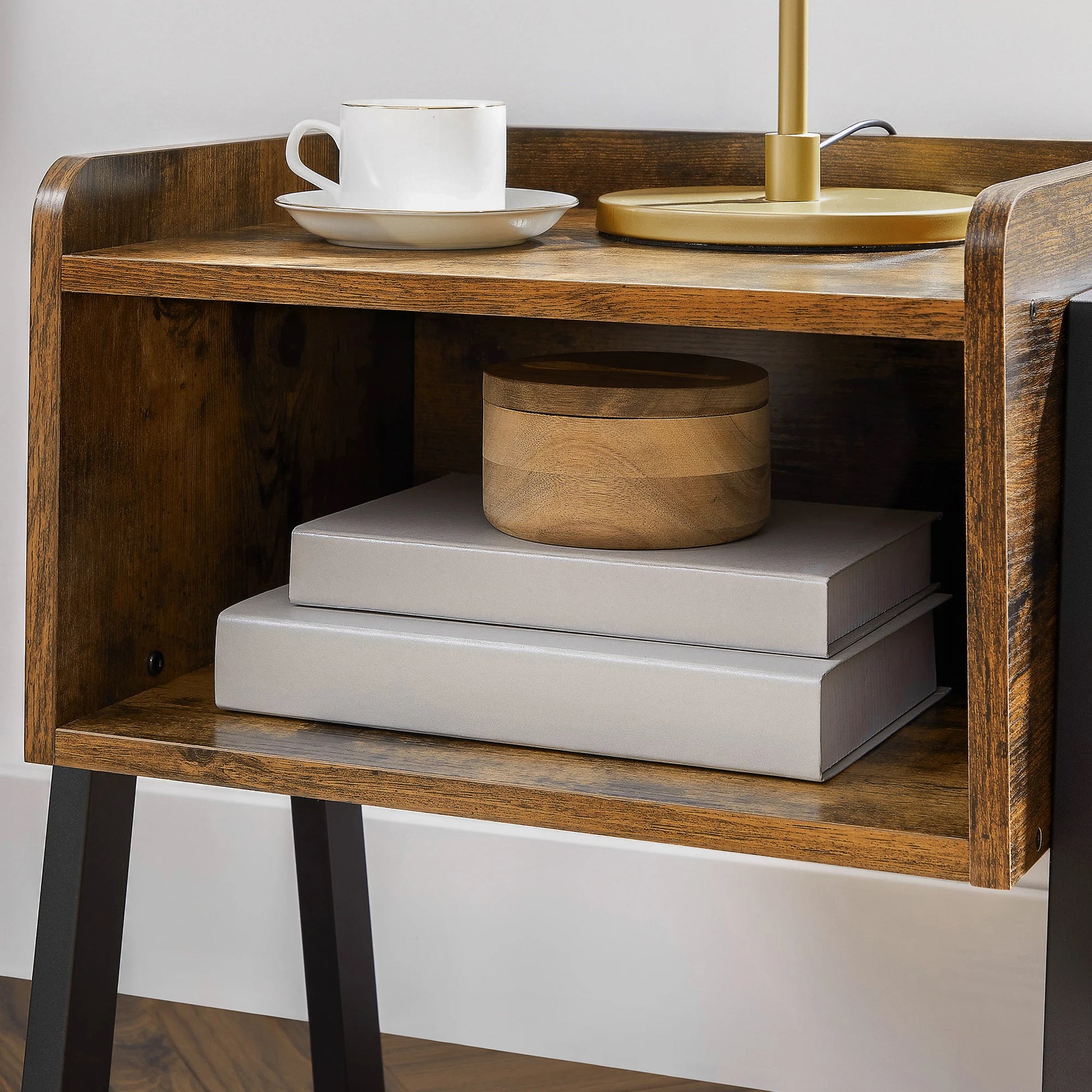 Table de nuit chic style vintage -