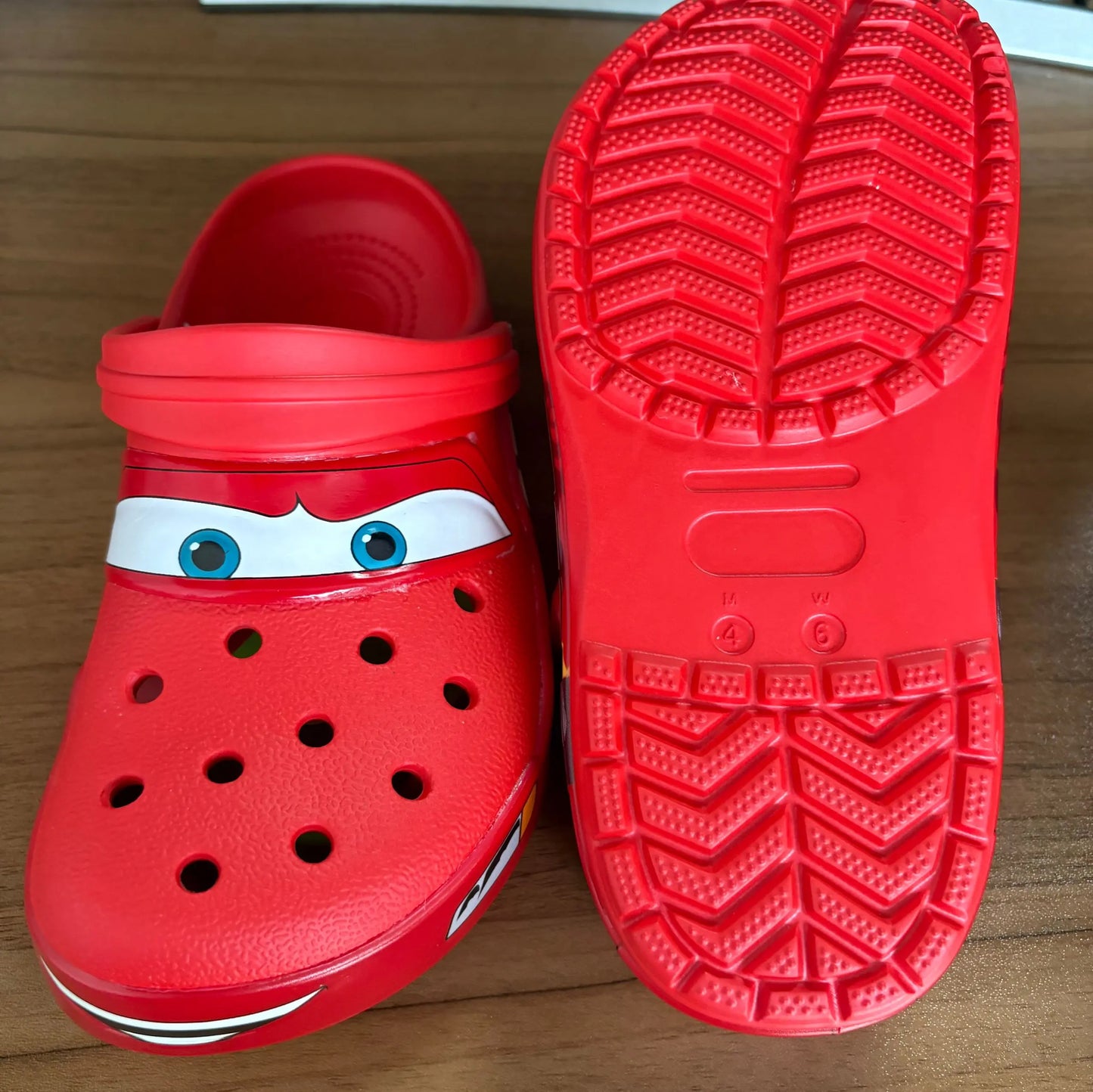 Crocs cars 95 McQueen avec jibbitz et fourrure interne -