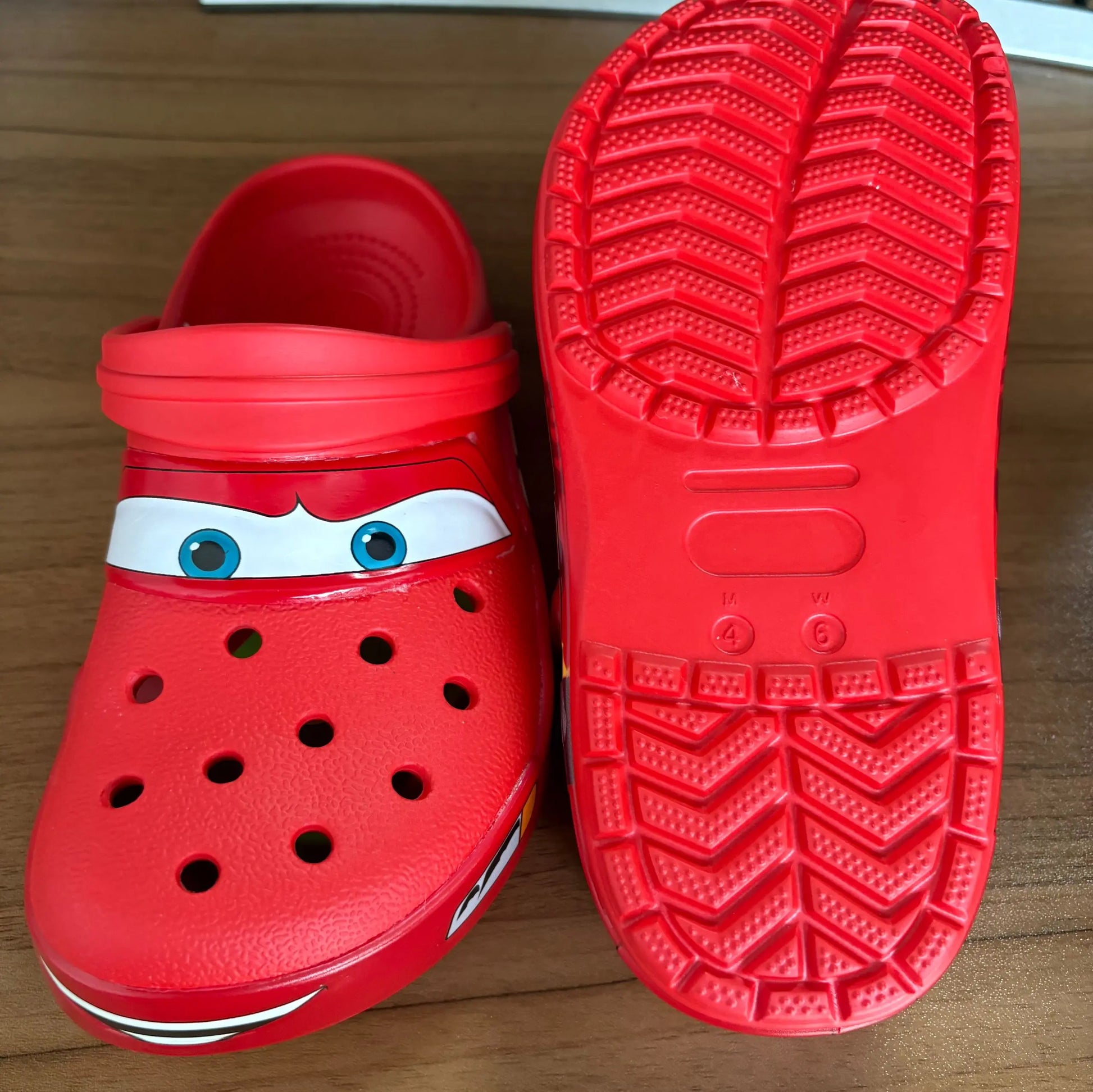 Crocs cars 95 McQueen avec jibbitz et fourrure interne -