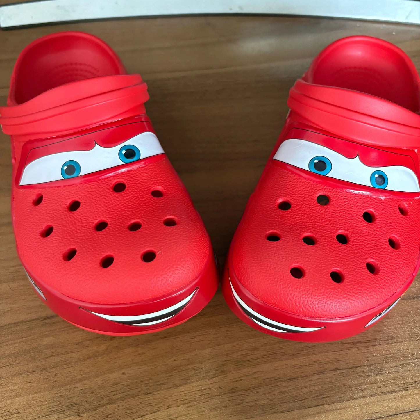 Crocs cars 95 McQueen avec jibbitz et fourrure interne -