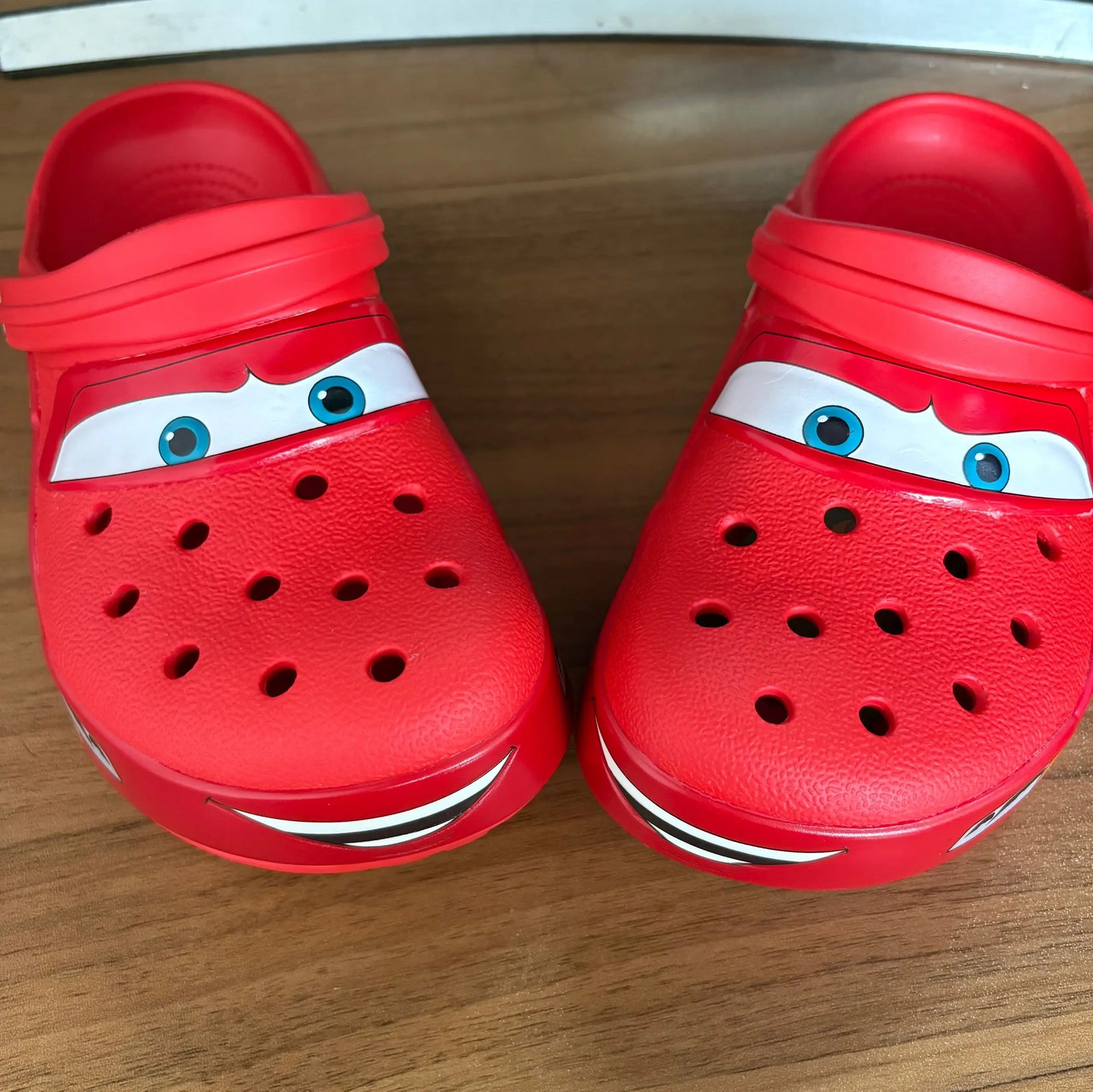 Crocs cars 95 McQueen avec jibbitz et fourrure interne -