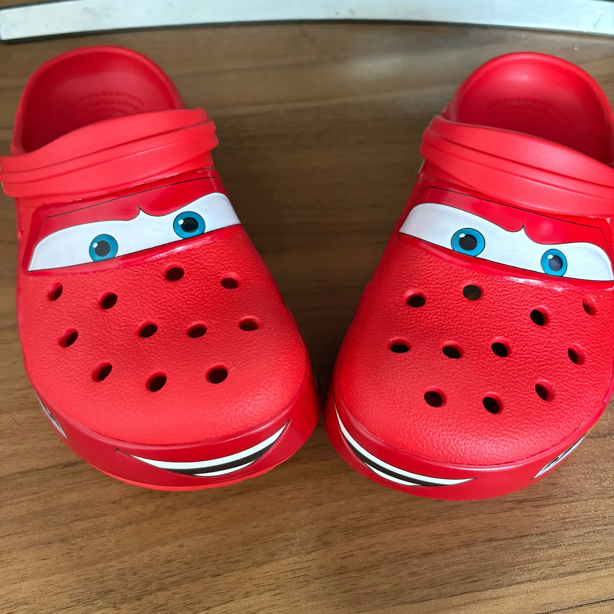 Crocs cars 95 McQueen avec jibbitz et fourrure interne -