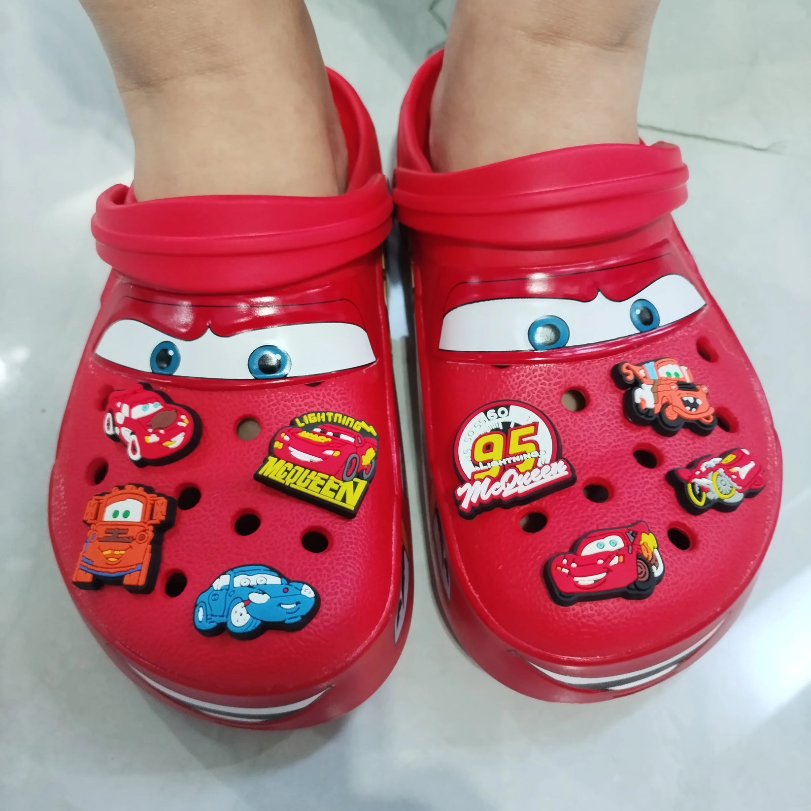 Crocs cars 95 McQueen avec jibbitz et fourrure interne -