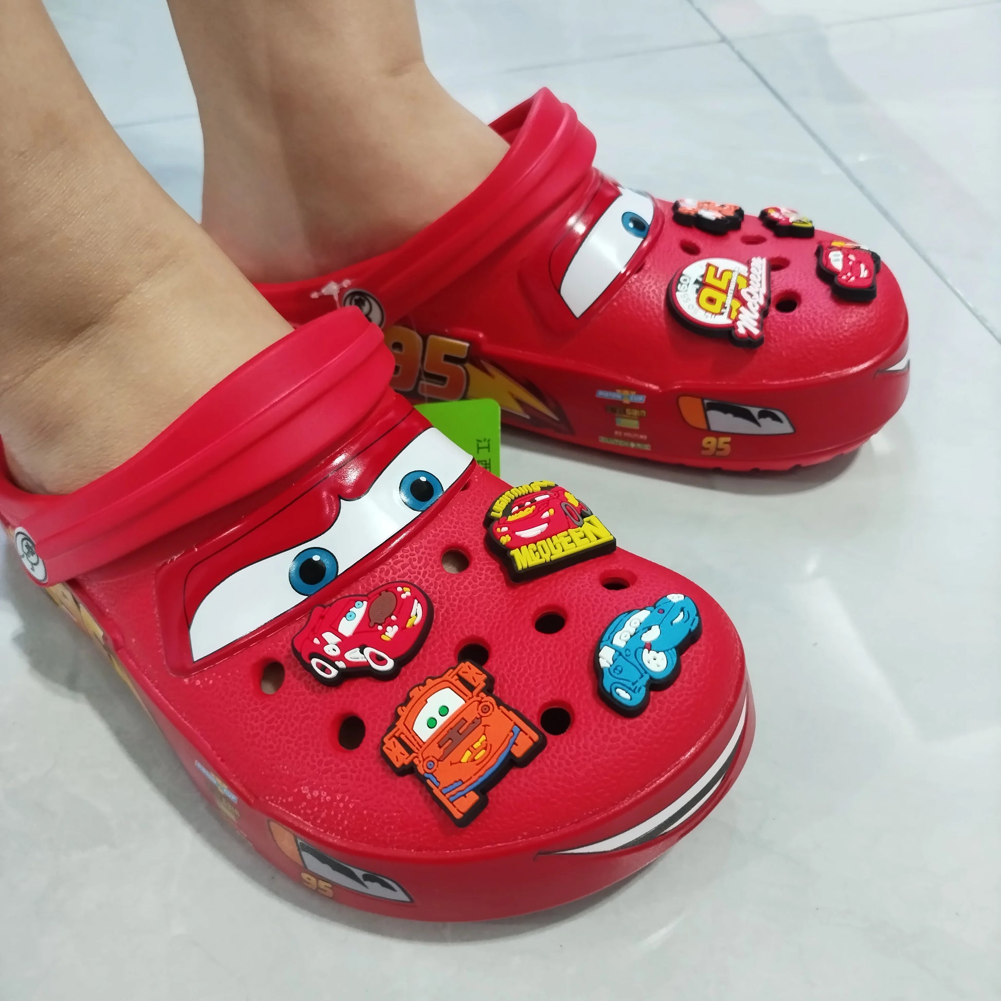 Crocs cars 95 McQueen avec jibbitz et fourrure interne -