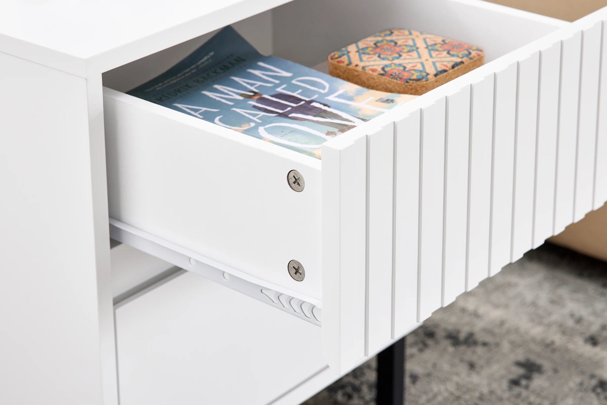 Table de chevet blanche à 4 pieds noirs -