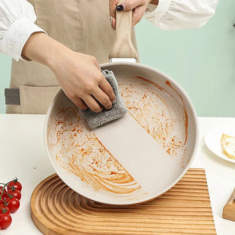 Poêle céramique compatible à induction avec poignée en bois -