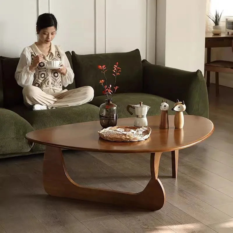 Table basse bois ronde de style triangulaire -