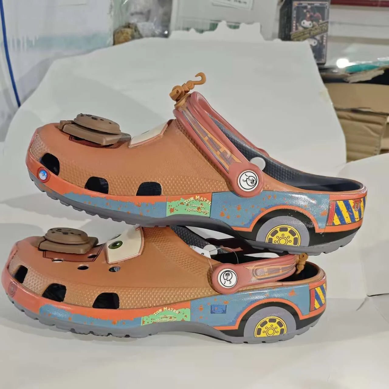 Crocs cars unisex camionnette marron méga crush - vente privée 14:193adult version;977:2553M11