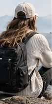 Une voyageuse avec un sac à dos, face aux montagnes