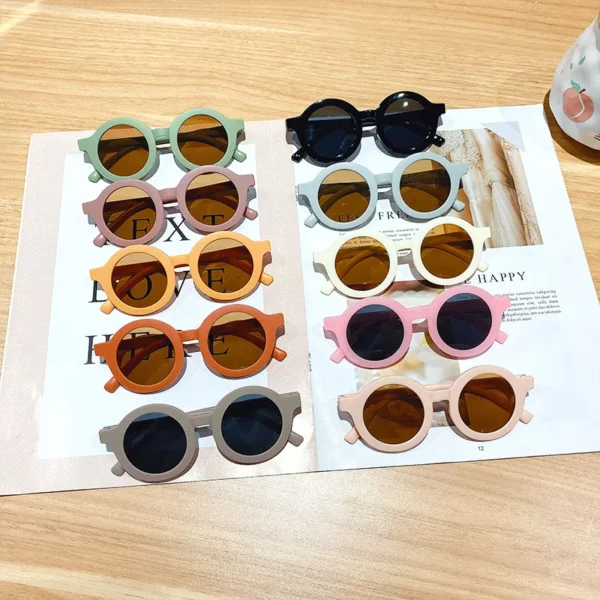 Lunettes de Soleil Enfant à Monture Ronde et Colorée vue 2