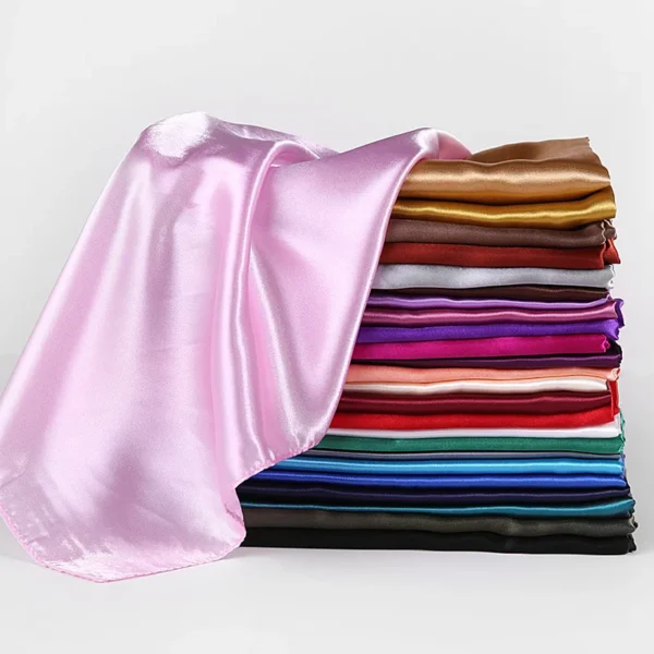 Foulard Carré en Soie pour Femme 90x90 cm - Élégance Unie et Polyvalente