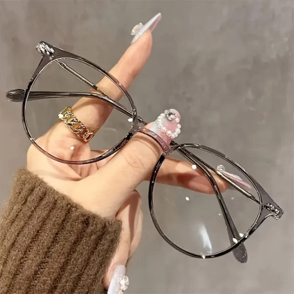 Ensemble d'une paire de lunettes pour femmes au style classique et élégant vue 2